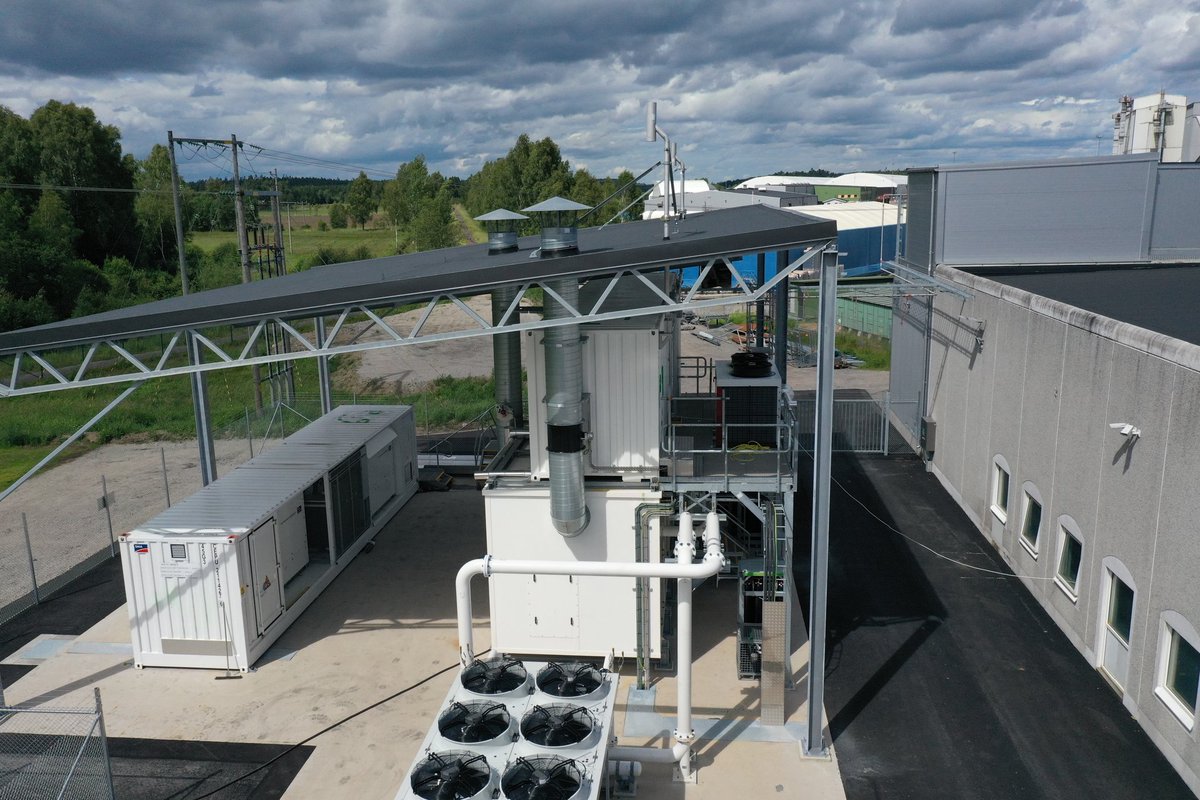 The hydrogen electrolyser at our glass facility in Limmared, Sweden, is now producing green hydrogen for use in glass melting.
Our target is to replace 20% of the natural gas in the furnace with green hydrogen to reduce carbon emissions.

Read more: bit.ly/3ZyLXXe