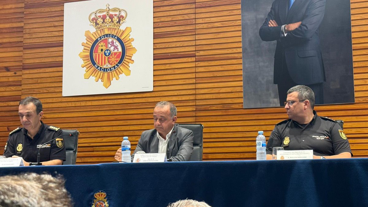 FedecoCanarias's tweet image. 🟠 El secretario general de Fedeco Canarias, @VctorM2, presente en la presentación del 𝗣𝗹𝗮𝗻 𝗱𝗲 𝗖𝗼𝗺𝗲𝗿𝗰𝗶𝗼 𝗦𝗲𝗴𝘂𝗿𝗼 𝗽𝗼𝗿 𝗡𝗮𝘃𝗶𝗱𝗮𝗱, que la Comisaría Provincial de S/C de Tfe.  pone en marcha, como cada año, durante estas fiestas en las zonas comerciales.