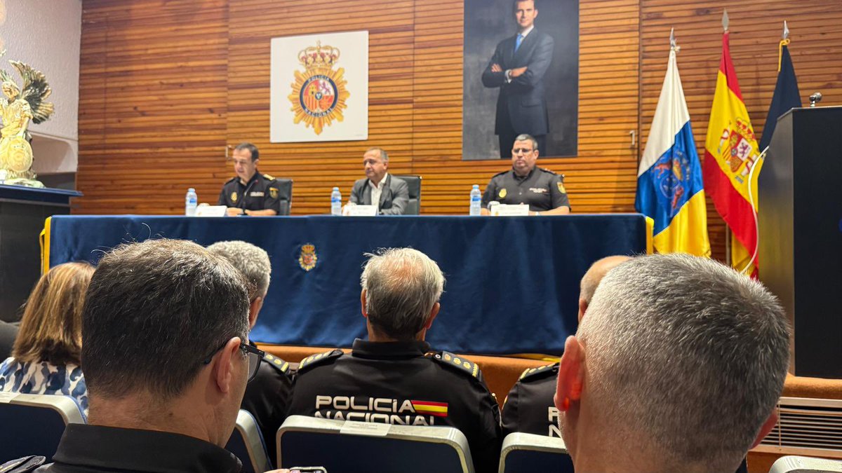 FedecoCanarias's tweet image. 🟠 El secretario general de Fedeco Canarias, @VctorM2, presente en la presentación del 𝗣𝗹𝗮𝗻 𝗱𝗲 𝗖𝗼𝗺𝗲𝗿𝗰𝗶𝗼 𝗦𝗲𝗴𝘂𝗿𝗼 𝗽𝗼𝗿 𝗡𝗮𝘃𝗶𝗱𝗮𝗱, que la Comisaría Provincial de S/C de Tfe.  pone en marcha, como cada año, durante estas fiestas en las zonas comerciales.