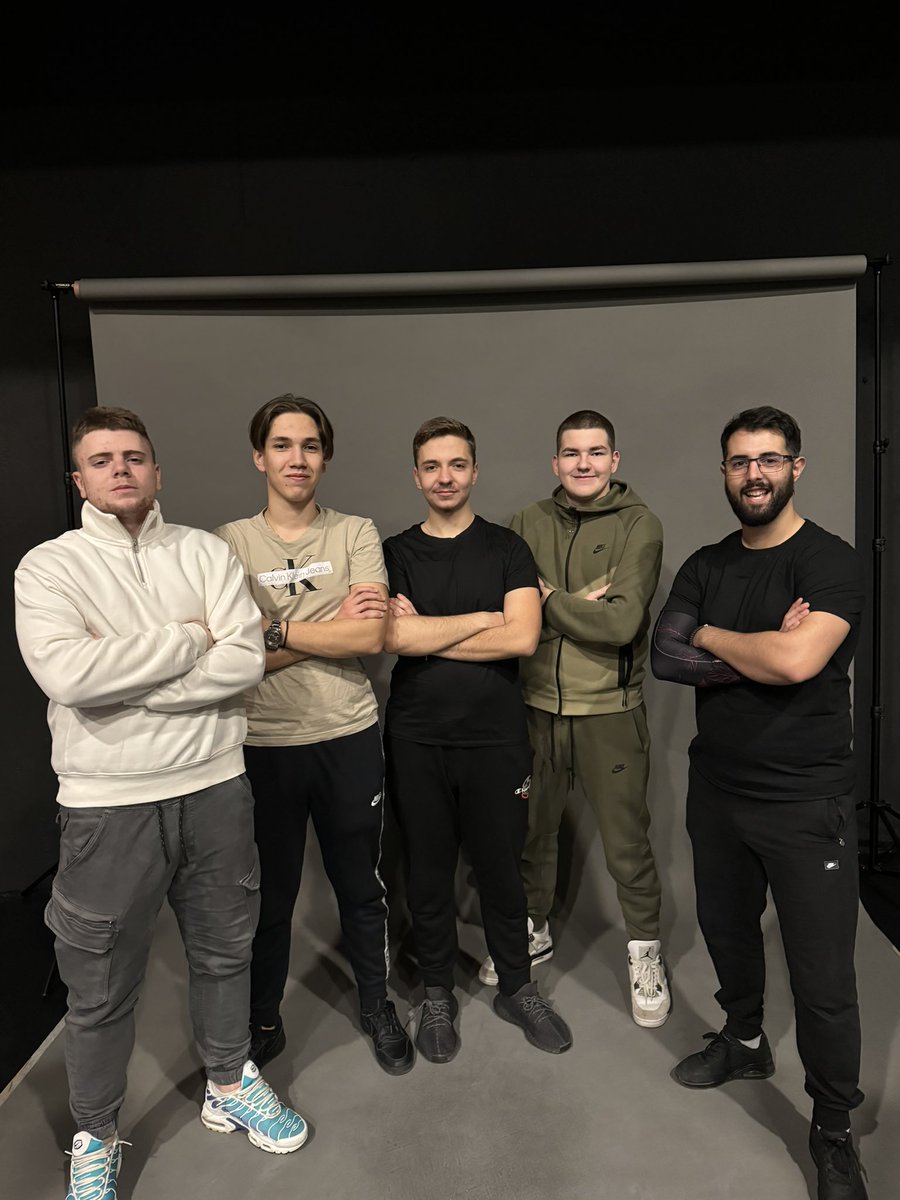 miksozzz tweet media