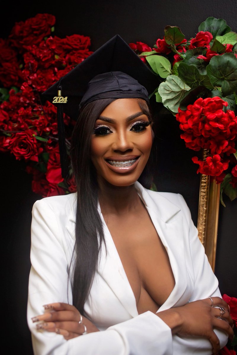 dosedoffchas's tweet photo. Beautiful, BLACK and Educated🎓🎉 https://t.co/CtI10hScsK
