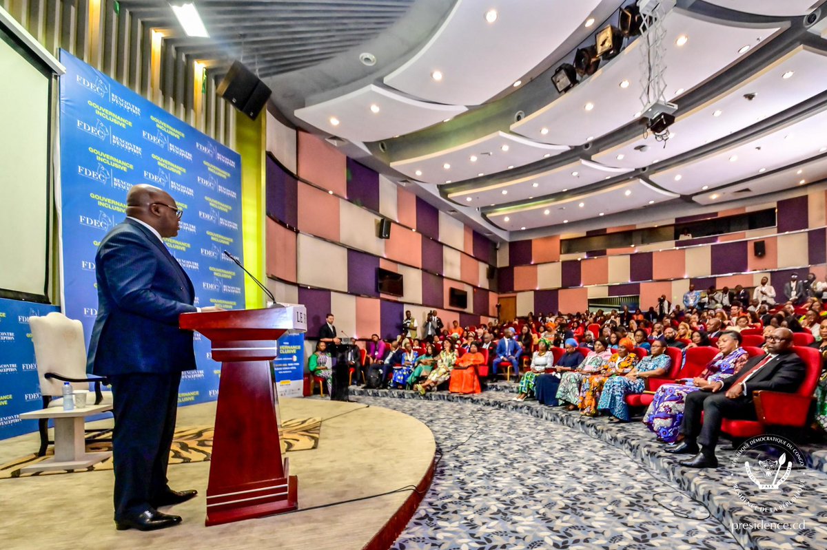 KankuSipamba's tweet photo. #RDC #Femmesd’exception | Ce mardi au Fleuve Congo Hôtel, à #Kinshasa, le Chef de l’État a pris part à la première conférence organisée par les « Femmes d’exception du Congo » (FDEC), sous le thème : « Gouvernance inclusive ».
Présidente de « FDEC », Mme Lydie Omanga a brièvement présenté l’historique de cette association. Elle a souligné le rôle prépondérant du Chef de l'État « qui dit ce qu'il fait et fait ce qu'il dit ». Dans le même registre, Mme Omanga a renchéri : « aujourd'hui, quand vous êtes dans l'exclusivité, vous n'évoluez pas ».
Prenant la parole, le Chef de l’État a déclaré : « en tant que Champion de la masculinité positive, j'ai fait de la lutte contre les violences faites aux femmes une priorité nationale ». Le Président Félix Tshisekedi, qui a tenu à féliciter les Femmes d'exception, a affirmé qu’ « aucune société ne peut atteindre son plein potentiel si elle ignore ou marginalise la moitié de sa population ».
Cet événement a été marqué par la présence de la 1ère vice-Présidente du Sénat de la #Coted’Ivoire, invitée d’honneur de cette conférence.