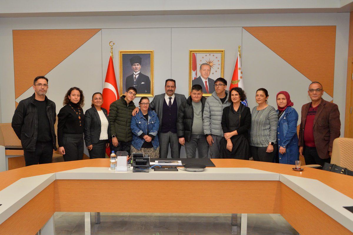 AntalyaEmniyet's tweet photo. İl Emniyet Müdürümüz Sayın İlker ARSLAN'ı Antalya #DownSendromlular ve Engelliler Derneği Başkanı Sn. Gülcan AY, Yönetim Kurulu Üyeleri, özel bireylerimiz ile aileleri ziyaret ettiler.

 ➕1 ile dünyamıza kattığınız güzelliklerin farkındayız. https://t.co/qrRPeHIJqo