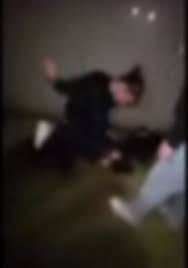 CerfiaFR's tweet photo. 🚨🇫🇷 ALERTE INFO | "Si tu portes plainte, on te tue !" : Une adolescente de 14 ans a été EMMENÉE dans une ruelle à la sortie de son collège, puis TABASSÉE et MENACÉE DE MORT à Valence, dans la Drôme, par 5 à 6 adolescents de 14 à 15 ans. Ils l'ont rouée de coups de poing et de pied alors qu'elle était AU SOL, tout en FILMANT et en DIFFUSANT la scène sur les RÉSEAUX SOCIAUX. Une passante l'a retrouvée EN SANG et a donné l'alerte. La victime, prise en charge par les pompiers, a été conduite à l'hôpital, où elle a reçu des POINTS DE SUTURE AU VISAGE et souffre de plusieurs BOSSES. Cette agression ferait suite à un différend antérieur entre la victime et le groupe de jeunes filles, qui lui auraient reproché que son père ait déposé plainte une première fois contre elles après qu’elles l’aient menacée il y a quelques semaines. Six adolescentes ont été interpellées et placées en GAV.