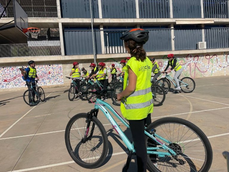Aprender a circular de forma segura en 🚲#bicicleta, conociendo los tipos de vías, señales, señalizaciones y mediante un adecuado manejo de la bici, son los objetivos del proyecto 🚴🏻‍♀️#AulaCiclista.

Más de 📈 100.000 jóvenes ya han participado desde 2019 en sus centros docentes.