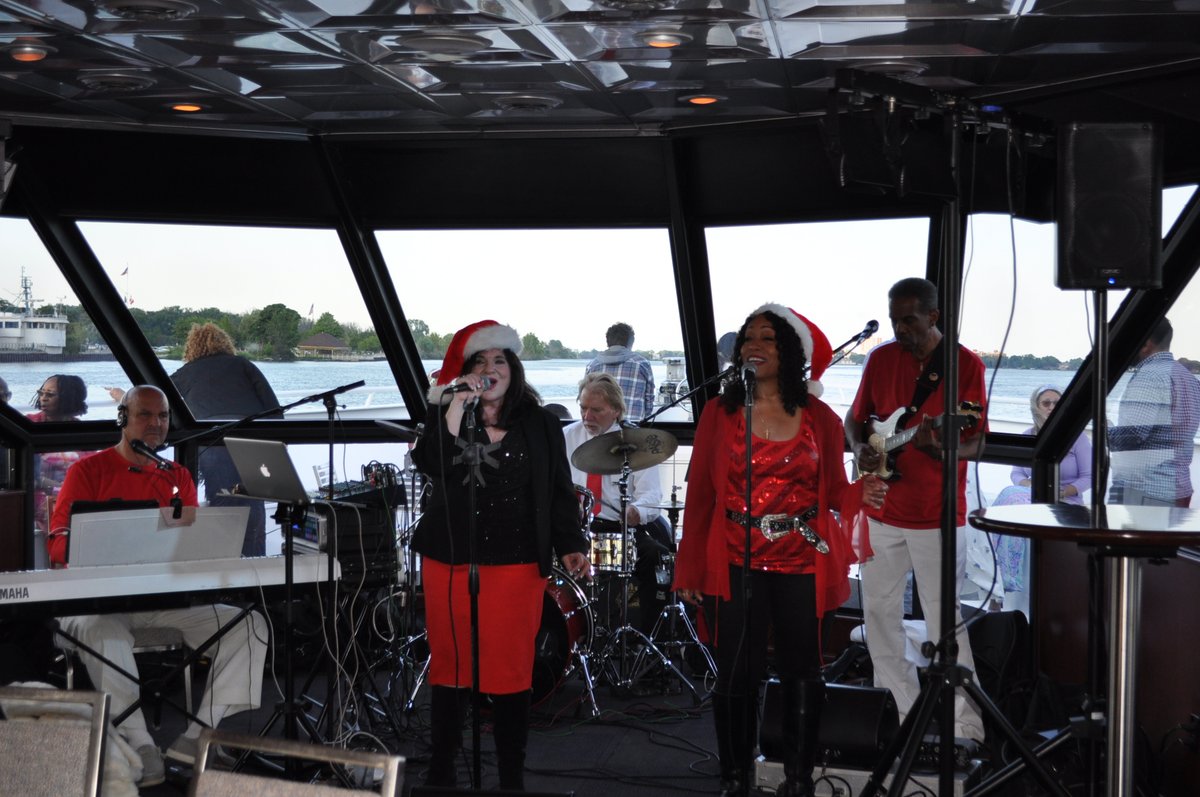 It’s beginning to look a lot like… the most wonderful time of the year, and we’ve been in the holiday spirit since our Christmas in July Summer Cruise set sail🎄✨🎅. Who is here for festive food, spiked punch that sleighs and a great time?!