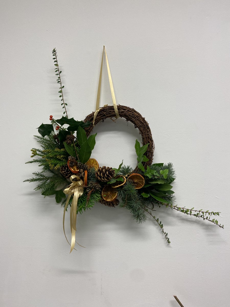 Bethlem_Gallery's tweet photo. Thanks to everyone that came to one of our wreath making workshops at the weekend led by Bethlem Artist Karta!
Swipe to see some of the wreaths created using foliage found on the grounds of #BethlemRoyalHospital.
#WreathMaking #ArtistWorkshop #BethlemArtist @MaudsleyNHS https://t.co/uL5AiBG3ED