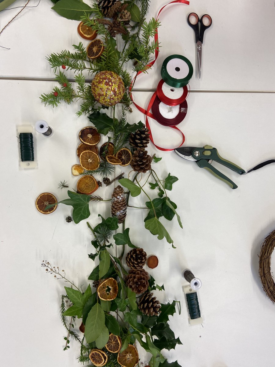 Bethlem_Gallery's tweet photo. Thanks to everyone that came to one of our wreath making workshops at the weekend led by Bethlem Artist Karta!
Swipe to see some of the wreaths created using foliage found on the grounds of #BethlemRoyalHospital.
#WreathMaking #ArtistWorkshop #BethlemArtist @MaudsleyNHS https://t.co/uL5AiBG3ED