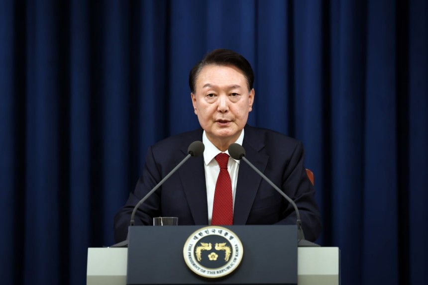 tang__kira's tweet photo. Menteri Pertahanan mengumumkan bahwa sesuai hukum yang berlaku, darurat militer masih akan berlaku hingga presiden mencabut darurat militer.

https://t.co/jPQWenvS3w https://t.co/7hQeYmH6eA