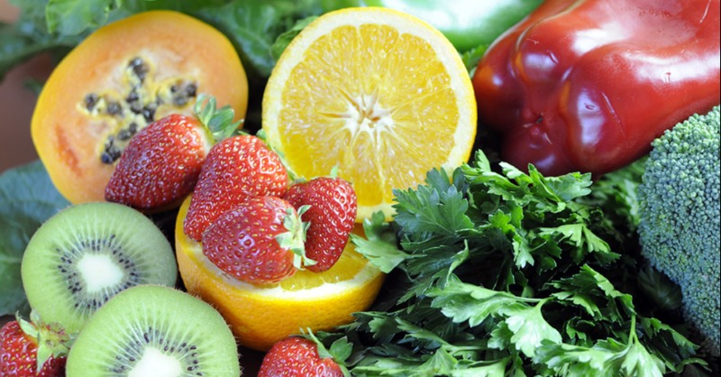Apivia_'s tweet photo. La #vitamineC aide à renforcer notre système immunitaire. Indispensable à cette saison ! 👍🍊 Dans quels #aliments la trouve-t-on ? Quels sont nos besoins ? On vous dit tout ⤵️