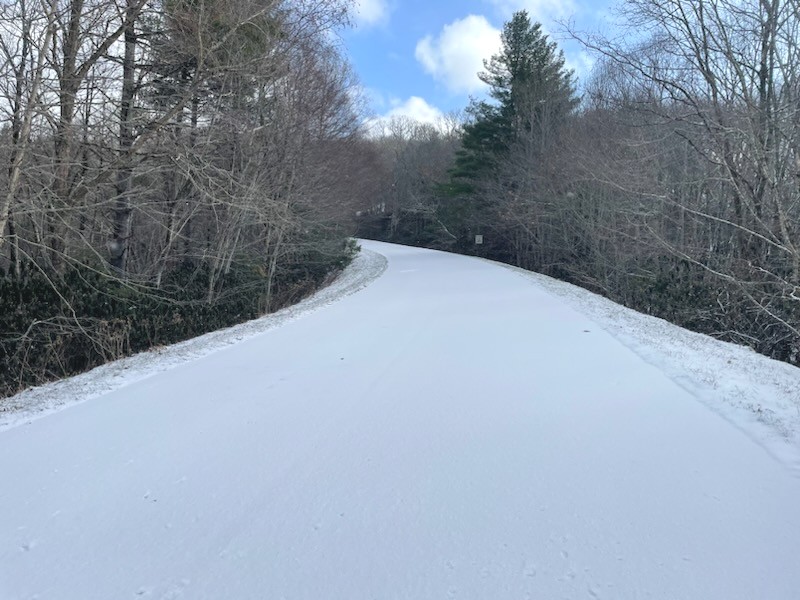 BlueRidgeNPS's tweet image. Snow and ice are leading to closures on the Parkway. Plan ahead for afternoon commutes and other travel by checking road status on our website. ⬇️
ow.ly/avK350Uk4sU

NPS Photo: Snow and ice on Parkway near Blowing Rock, NC, on Dec. 3, 2024.