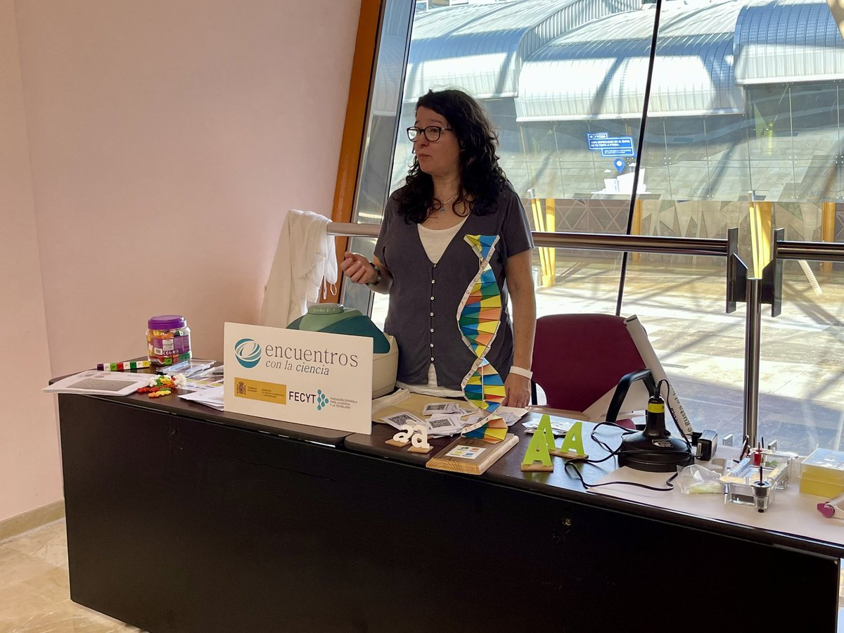 enc_ciencia's tweet photo. Hoy estamos colaborando desde @enc_ciencia en @LeadinGirlsEsp con 6 talleres de ciencia. #DNAbarcoding, #Enfermedades_genéticas #CrackingtheCode #Lascasasdelfuturo https://t.co/Oja7wOMcwQ