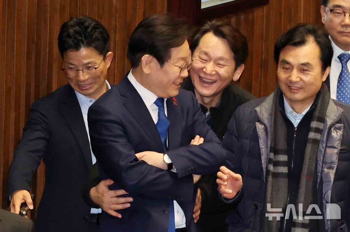 계엄이라는게 넘넘 잼나고 신이 나시죠 이재명당 여러분?