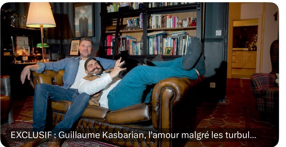 Avachi sur son canapé, Guillaume Kasbarian, le ministre de la Fonction publique, présente son compagnon.
Ça serait risible si la situation des comptes publics de la France n’était pas aussi catastrophique : 3200 milliards de dette, 6% de déficit, un gouvernement en sursis et