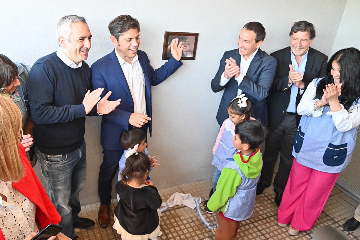 En Florencio Varela, junto al gobernador <a href="/Kicillofok/">Axel Kicillof</a>, el intendente <a href="/Andreswatsonok/">Andrés Watson</a> y el ministro <a href="/AlbertoSileoni/">Alberto Sileoni</a> inauguramos el Jardín de Infantes N°950 del barrio San Jorge.

Desde nuestro Ministerio realizamos la entrega de dos minibuses que se adquirieron con recursos del