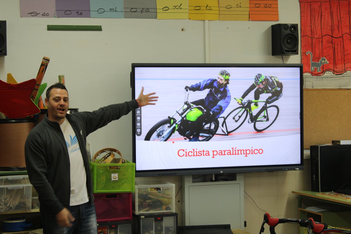 🤝Con motivo del #DiaInternacionalDiscapacidad participamos en las Jornadas de la Diversidad del Colegio Guernica de <a href="/Ayto_SFH/">Ayuntamiento de San Fernando de Henares</a>. 

🎙️ El ciclista adaptado Raúl Vallinot comparte sus experiencias con los alumnos de cuarto, quinto y sexto curso.

📰 fundacionalbertocontador.org/el-colegio-gue…