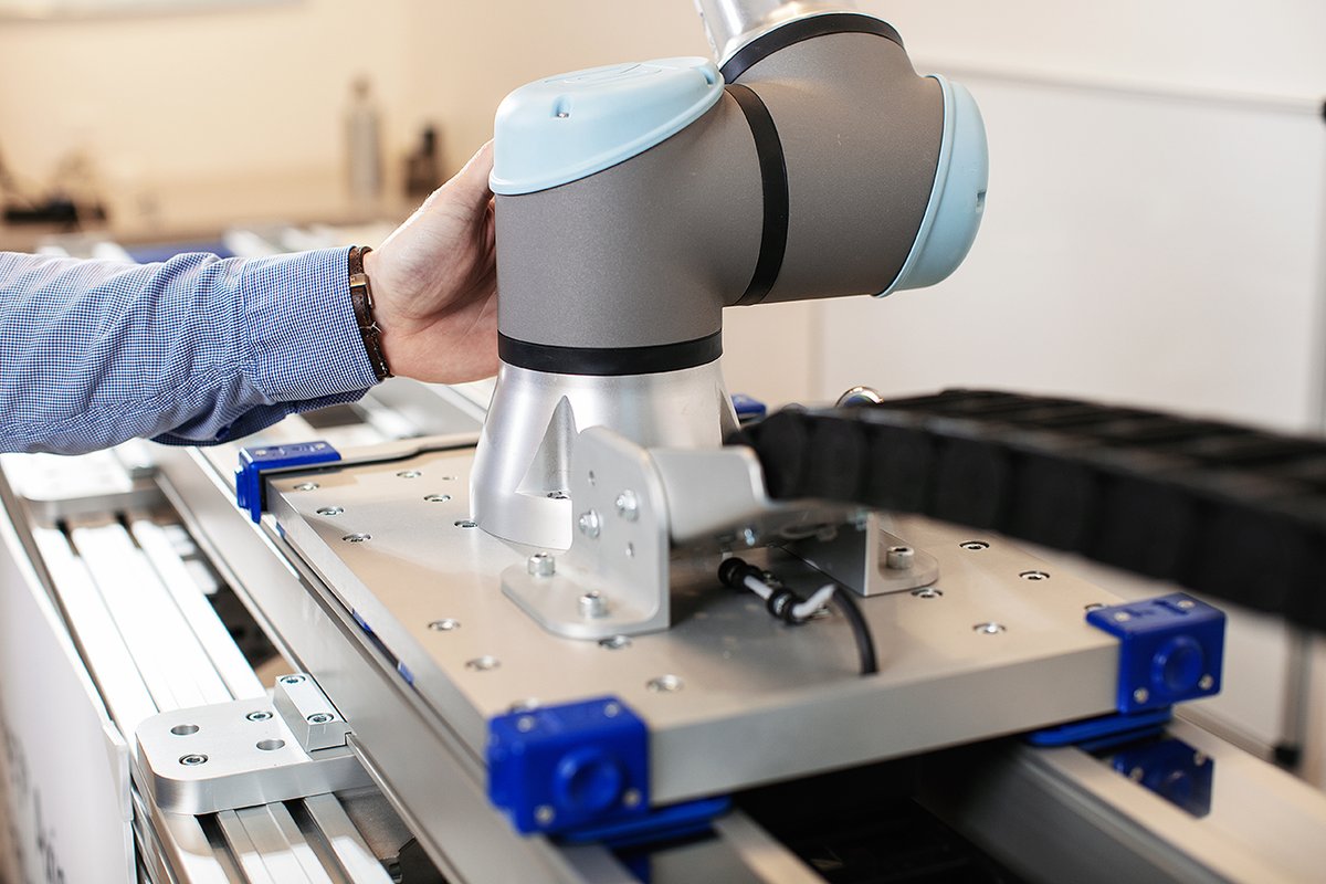 Stop, collaborate &amp; listen. Our new Movotrak cobot transfer unit (CTU), the first collaborative 7th axis with collision detection, can boost productivity &amp; output by adding a horizontal operating range up to 10 m. Learn more &amp; schedule a virtual demo at thomsonlinear.com/ctu