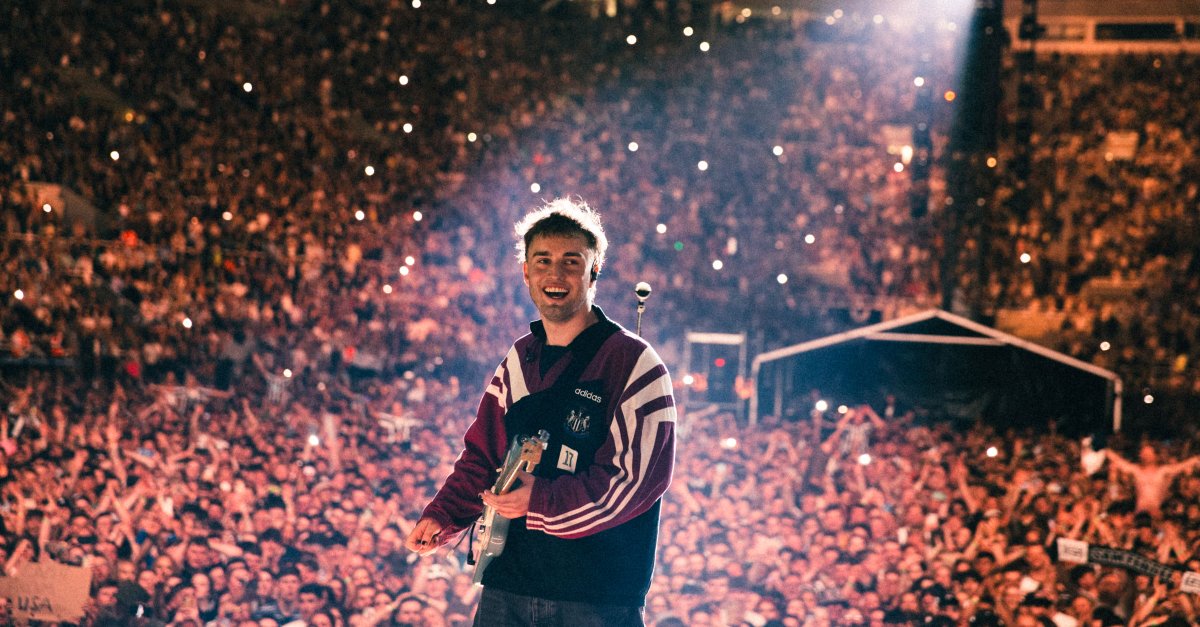 vorstnationaal's tweet photo. NEW MUSIC 🎶 Sam Fender trakteert jou op twee nieuwe nummers: het epische 'Wild Long Lie' en het intieme 'Me And The Dog'. 🎸 Ontdek ze nu en bereid je voor op zijn show in Vorst Nationaal op 19 maart 2025. 🎤 

👉 https://t.co/rCoCX7G5aM https://t.co/GFaidQFBsN