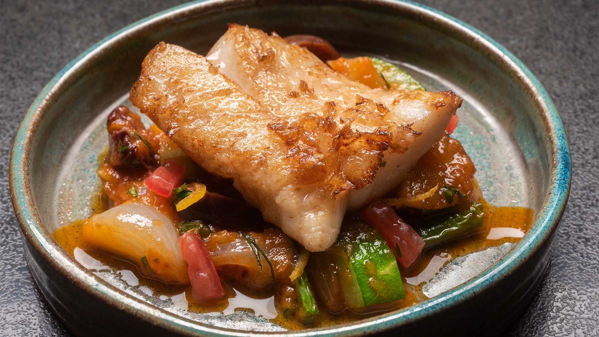 Redfish's mild flavour is the perfect base palette for tangy and spicy sauce. Sear your fish with some vegetables, and you will have a delicious nutritious meal at home. 
Recipe: seafoodfromcanada.ca/recipe/seared-…

#SeafoodFromCanada
#TasteTheNorth
#CanadianSeafood 
#SeafoodRecipe
