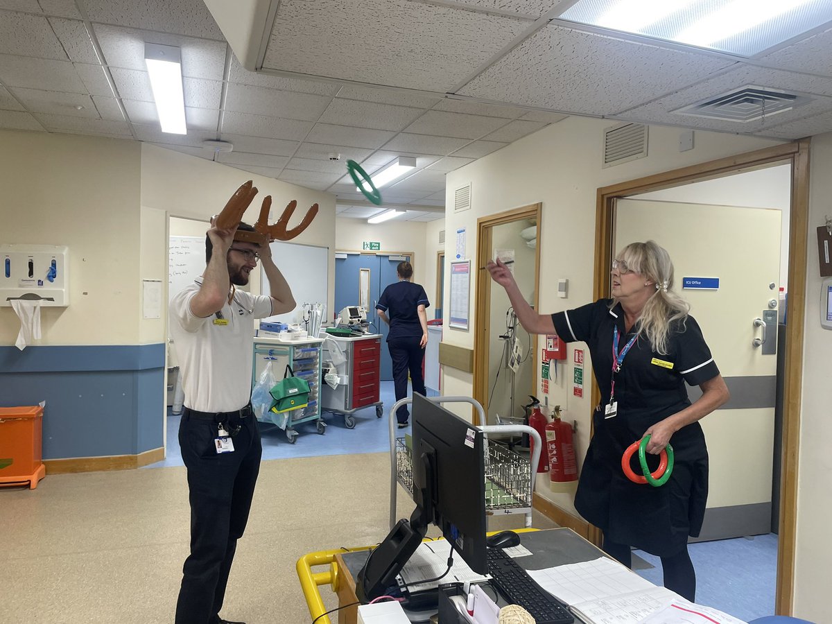 C_Vamplew's tweet photo. Antler - hoopla ! 🎄
Week 1 of our daily Christmas challenges on ICU, sported by our Physiotherapist Louis. 
today patients and staff got into the festive spirit but practicing their throwing skills to get the hoops onto the antlers! https://t.co/pZpwr8W2Is