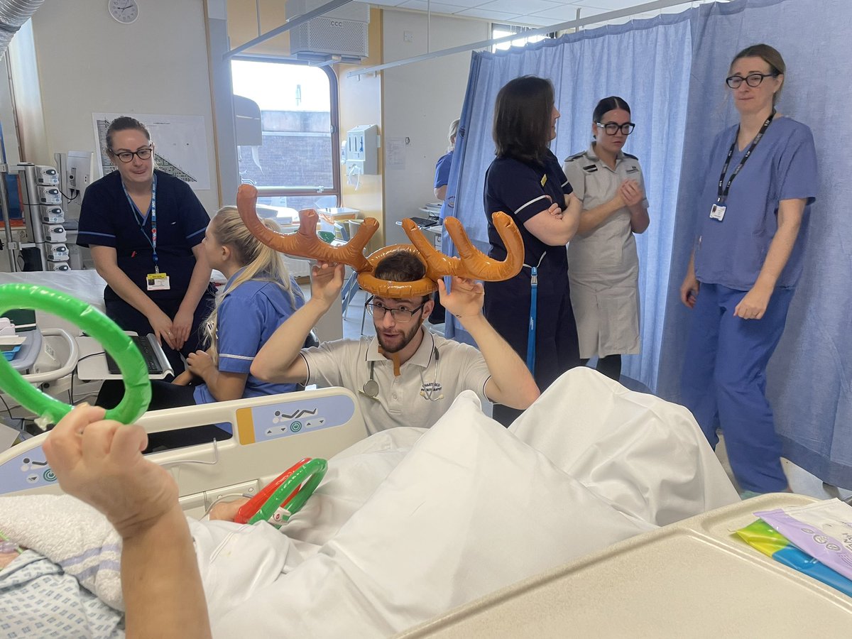 C_Vamplew's tweet photo. Antler - hoopla ! 🎄
Week 1 of our daily Christmas challenges on ICU, sported by our Physiotherapist Louis. 
today patients and staff got into the festive spirit but practicing their throwing skills to get the hoops onto the antlers! https://t.co/pZpwr8W2Is