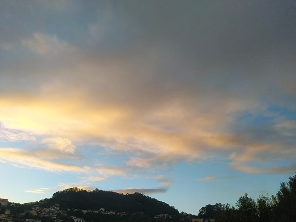 LusoMeteo's tweet photo. Assim está o céu por #Penacova, #Coimbra

Aproximação de uma superfície frontal, com possibilidade de alguma #chuva esta noite em alguns locais, em especial no Minho, Douro Litoral e "morrinha" em pontos de vale https://t.co/zdnhm4XMyt