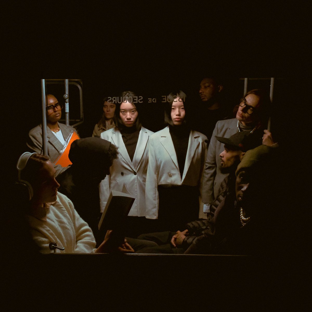 BON… la miff on y est ! 

Voici la cover de mon premier projet intitulé « NÉVROSE » disponible le VENDREDI 13 DÉCEMBRE !!
  
C’est un EP 9 titres avec 3 prestigieux feat, je vous laisse deviner qui ils sont en commentaire ! 

Je tiens à remercier tout ceux qui ont patienté !