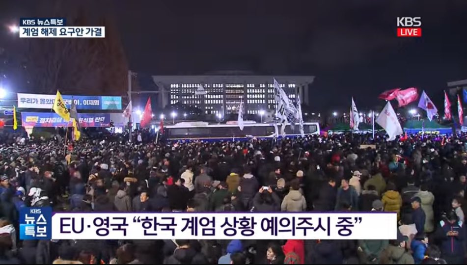 pporapippamm's tweet photo. it’s 2 AM and south korea has seen the worst snow storms in 100 years recently. none of the civilians and assembly members have left the scene yet. they have stated that they will remain at the national assembly until the president officially declares the end of martial law. https://t.co/8AaZBMddB2