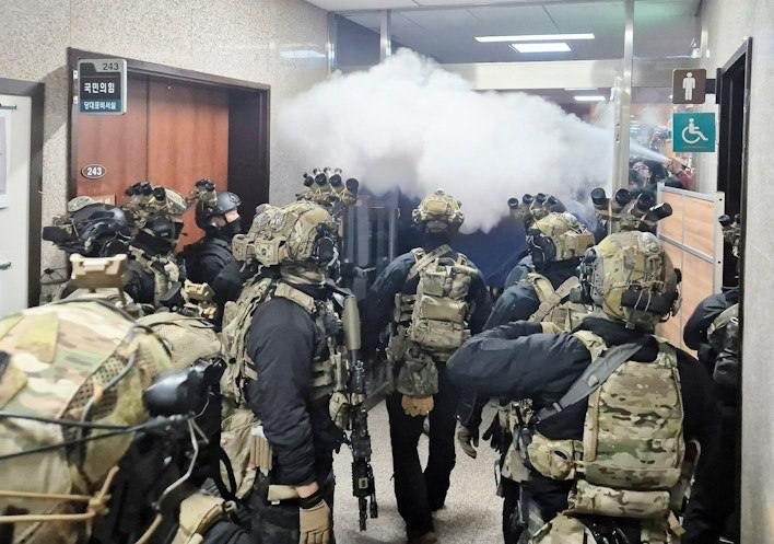 Imagens dos soldados apoiados pelos Estados Unidos avançando para dentro da Assembleia Nacional da República da Coreia enquanto o parlamento vota por 190-0 para suspender a lei marcial de emergência declarada pelo presidente Yoon Suk Yeol.