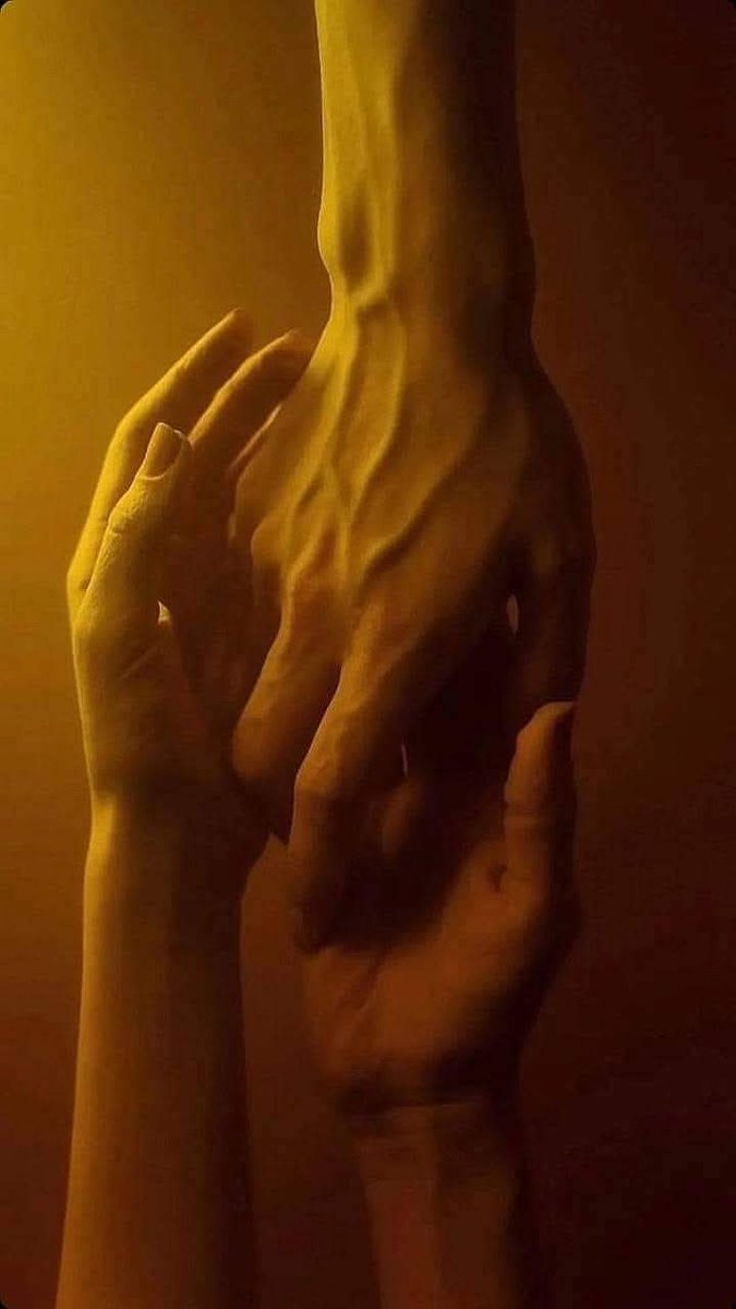 يمكن للإنسان أن يُغمض عينيه 
ويتجاهل ما لا يريد رؤيته
 ولكن أخبرني..
 كيف يمكن أن يتجاهل المرء 
تلك الأشياء التي يراها 
حين يُغمض عينيه؟