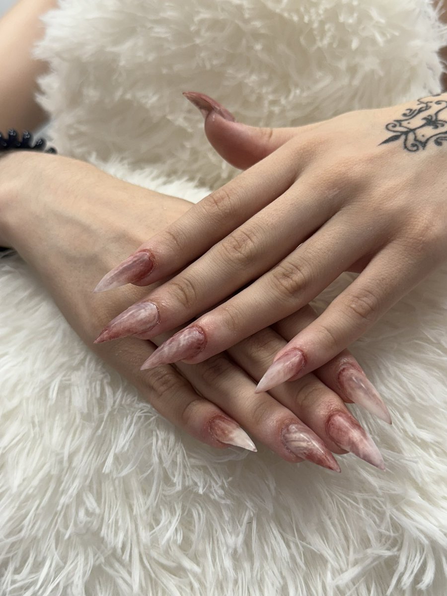 holi, soy manicurista en logroño y hago encargos de presa ons, este mes necesito trabajar mucho así que si alguien chulisimo quiere hacerse las uñas ya sabe 😽😽😽
ig:@/viviclienta