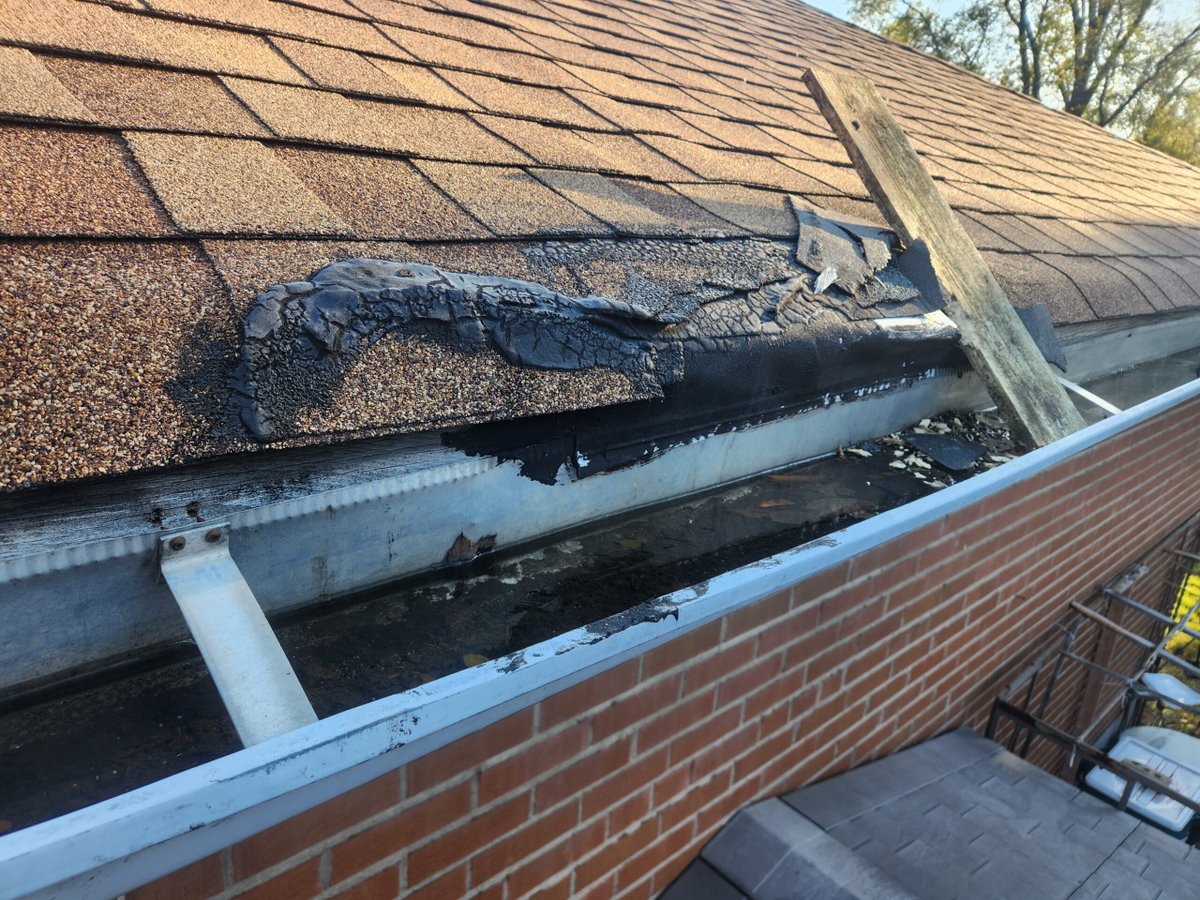rightroofer's tweet photo. Toronto homeowners: Trust Right Choice Roofing for all your roofing needs! Serving Midtown since 2007, we're experts in repair, replacement &amp; maintenance. Leaks, wildlife damage, or slate roofs - we do it all! 🏠🛠️

#TorontoRoofer #RoofRepair #TorontoRoofingCompany #TorontoRoof https://t.co/jlComPsKjm