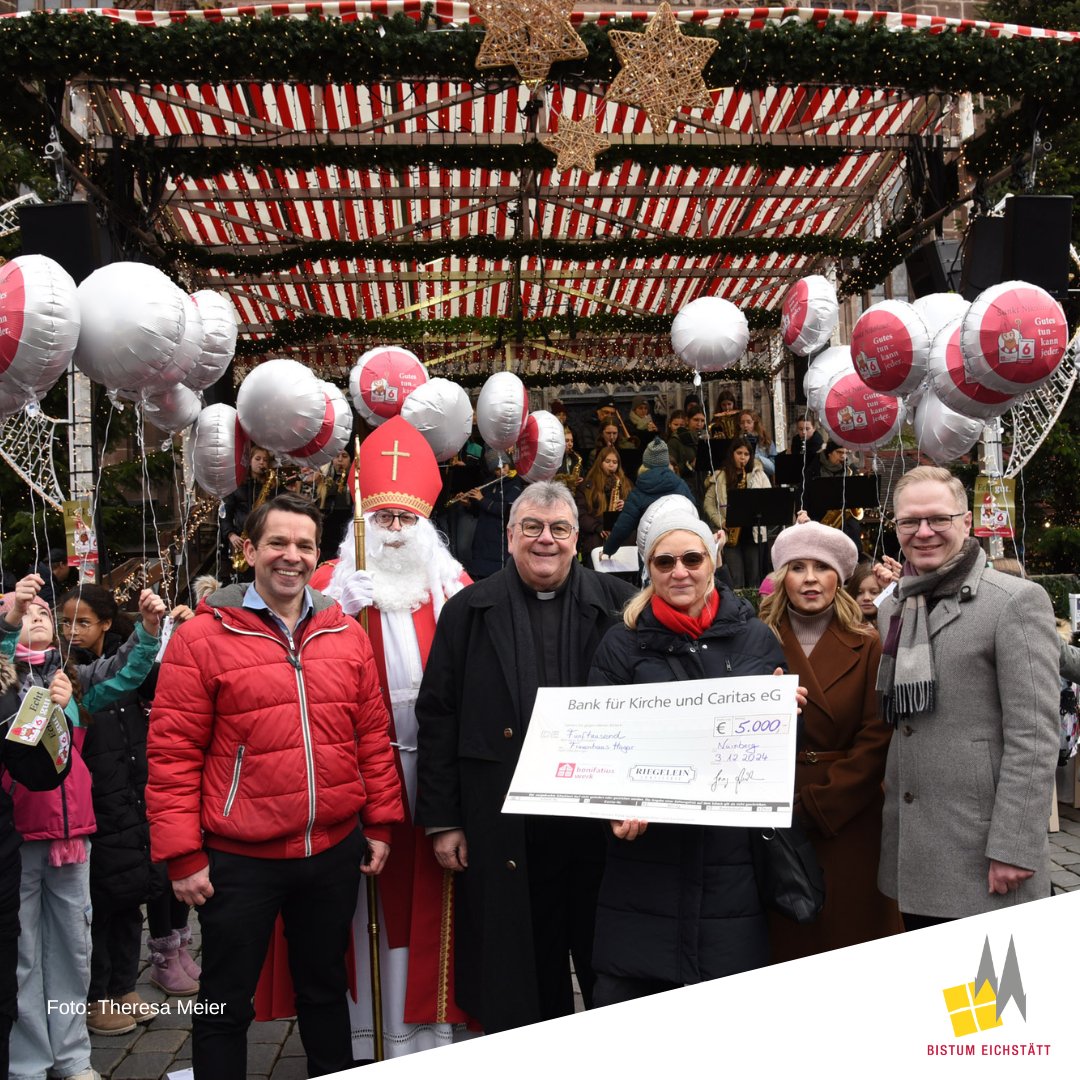 Das katholische #Bonifatiuswerk hat seine  #Nikolausaktion auf dem #Christkindlesmarkt in #Nürnberg eröffnet - mit Unterstützung von #KIKA-Moderator, Autor und Regisseur #JuriTetzlaff und Sängerin #MaiteKelly, die Patin der Initiative ist. bistum.org/nikolausaktion