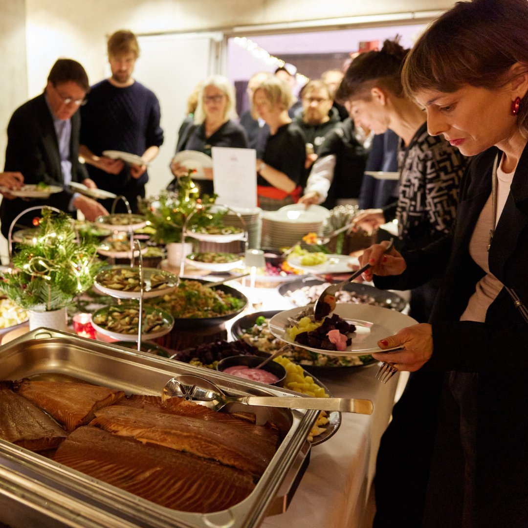 Die Gäste durften Selfies mit dem Weihnachtsmann machen, was viele auch taten, und dann war es Zeit für leckeres Essen und Getränke, <a href="/FazerGroup/">Fazer</a>-Schokolade, unterhaltsame Weihnachts­musik und #Sauna.✨

Allen Gästen vielen herzlichen Dank für den gelungenen Abend! ❤️