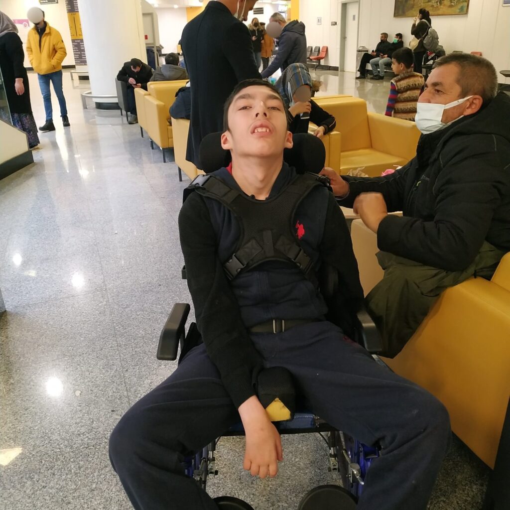 KonyaCezaevleri's tweet photo. % 94 ağır zihinsel engelli dünyaya gelen otizmli Yakup Ali Çetin, yıllardır epilepsi ve kas hastalıklarıyla da mücadele ediyor. Oğlunun tüm ihtiyaçlarını karşılayan öğretmen Eyüp Çetin tahliye edilmeli❗

#3AralıkDünyaEngellilerGünü https://t.co/B6490hL9XV
