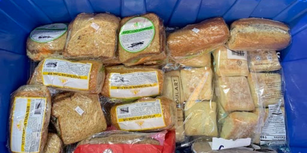 celestial_manna's tweet photo. 🚐✨ Today has been incredible! Our two vans collected 622 pounds of food so far! Whole turkeys and desserts are headed to distribution centers, ensuring that those who missed out on a Thanksgiving feast can still enjoy a hearty meal. 🦃💖 #EndHunger #FeedTheHungry https://t.co/g1uOMhkH7X