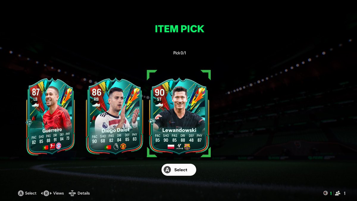 PrinceFlash13's tweet photo. Dalot or Lewandowski?? #FC25 https://t.co/Ct0ZWnGQbP