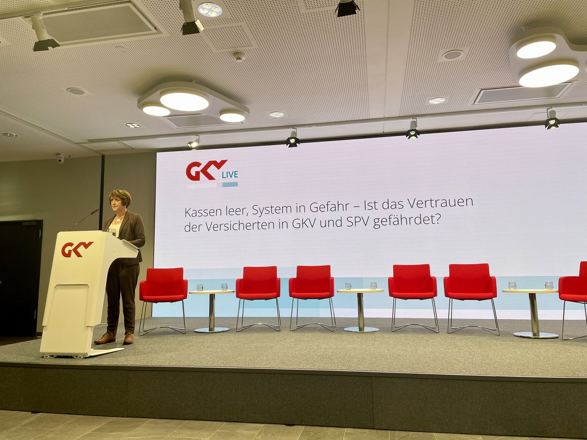 GKV_SV's tweet photo. Dr. Doris Pfeiffer: Die Beitragszahlenden werden mit steigenden Beitragssätzen in der GKV und SPV in historischem Ausmaß konfrontiert. Das Vertrauen der Beitragszahlenden wird auf eine harte Probe gestellt. #GKVLive https://t.co/ol459xnZnp