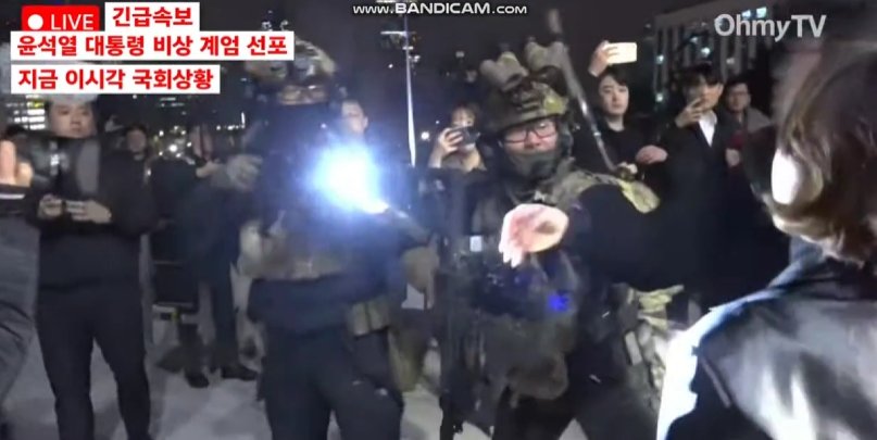 군대 갔다온 분은 알겠지만 빈 총이 100% 확실할지라도 겨누지 말라고 교육합니다. 

예, 제1야당 대변인한테 겨누는 장면이 생중계됐네요.