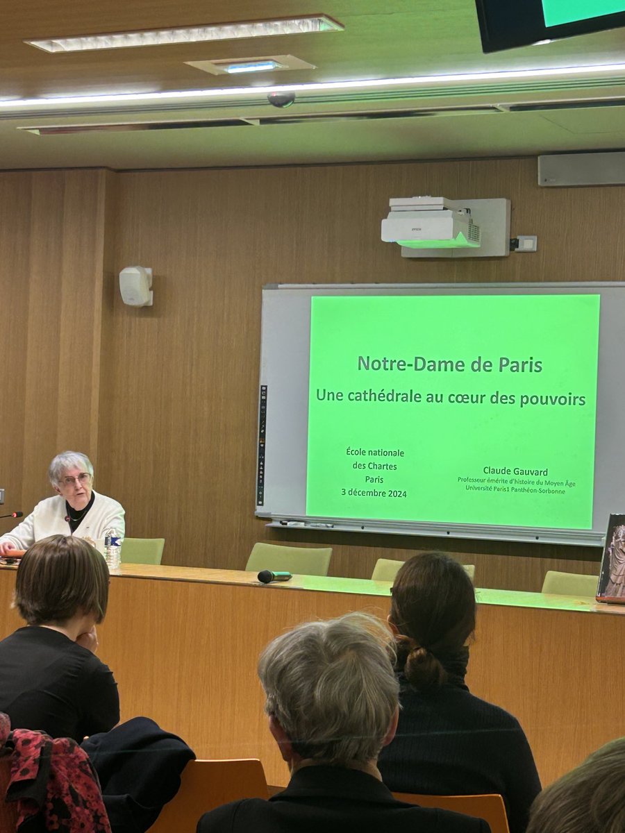 ForasCharlotte's tweet photo. Toujours un honneur de recevoir la très grande Claude Gauvard à l’⁦⁦@Ecoledeschartes⁩ ce soir autour de son ouvrage sur Notre-Dame de Paris aux ⁦@editions_PUF⁩ ⁦@notredameparis⁩ ⁦@psl_univ⁩ https://t.co/XiOzzwRHtf
