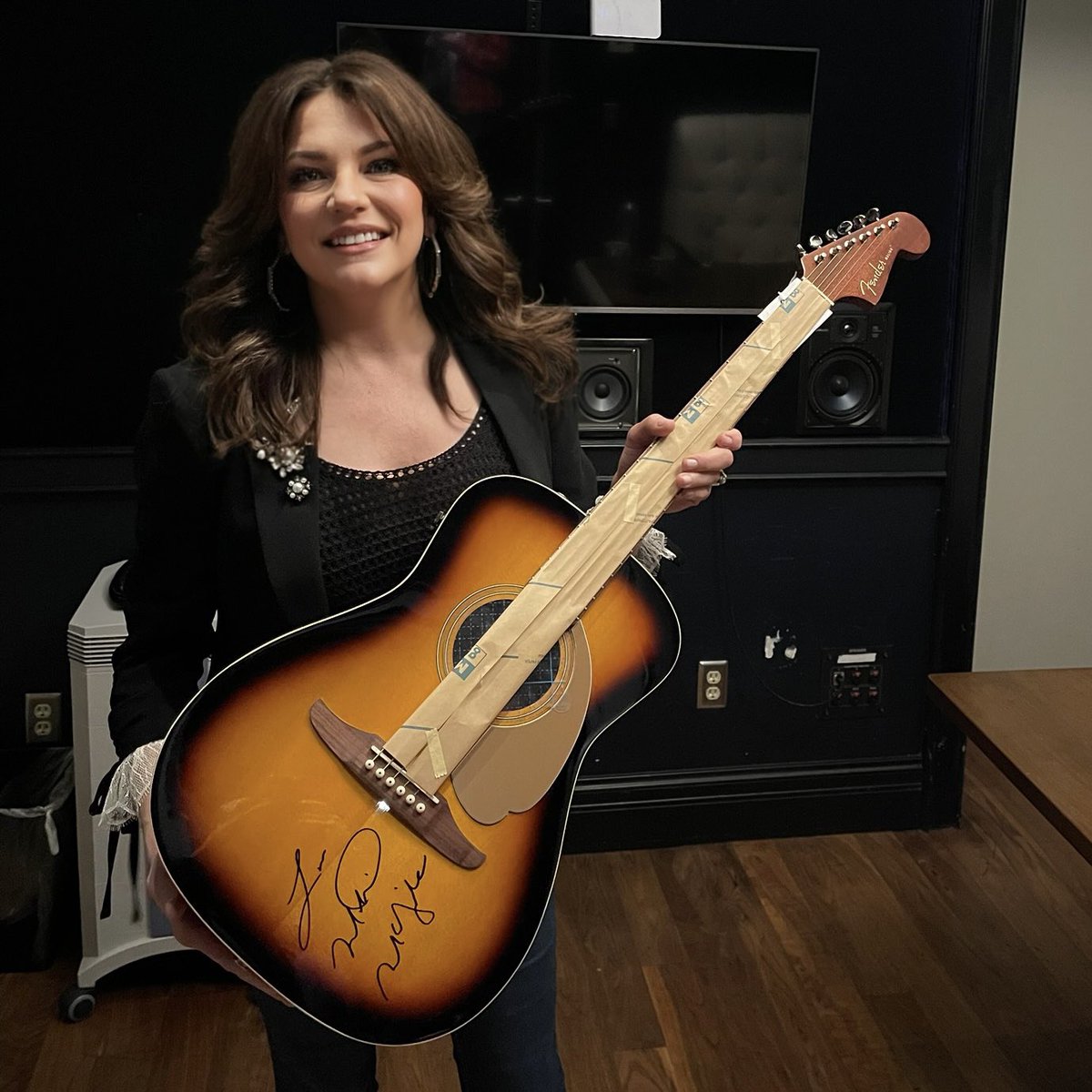 It's #GivingTuesday and I’m giving away a Fender Malibu Player Acoustic Guitar, a signed copy of my Martina’s Kitchen Mix cookbook and a signed White Christmas vinyl to support my foundation Team Music Is Love.

Donate to enter for a chance to win now! fandiem.com/sweeps/win-a-m…