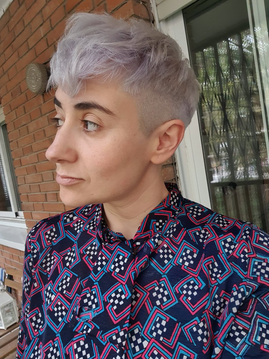 Ando desaparecido de esta cosa en la que se ha convertido tuiter, pero sería muy egoísta por mi parte no dejar que la poca gente maja que queda por aquí vierais lo guapo que estoy con mi nuevo pelito.