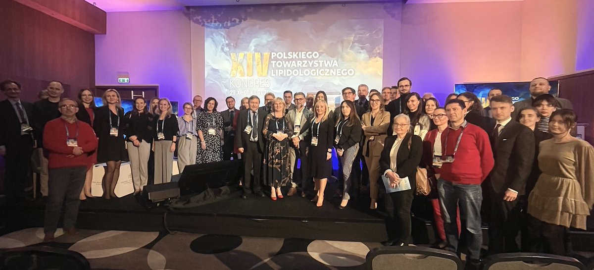 maciejbanach's tweet photo. Czas na małe podsumowanie XIV Kongresu @PoLACongress ‼️To był naprawdę wspaniały zjazd, ośmieliłbym się powiedzieć, że najlepszy pod wieloma względami🤓 Zamknięcie formuły hybrydowej spowodowało, że w trakcie kongresu przewinęło się ponad 300 osób, co daje dobrą zapowiedź na XV Jubileuszowy Kongres #PTL 5-7 grudnia 2025 (już teraz zapiszcie sobie ten termin w kalendarzu)💪 To był wspaniały czas interakcji, rozmów, wspólnych zdjęć, to co UWIELBIAM i za co bardzo dziękuję❤️

Jak to podsumowała Pani Dr @DoktorkaOdDiet  te 3 dni to:
👉 26 Sesji Naukowych
👉 54 Wykładowców
👉 85 Wykładów
a ja jeszcze dodam
👉 23 Nagrody w 3 kategoriach:
🔥PoLA Women in Lipid and Atherosclerosis Award - Bozena Szatkowska oraz Anna Bed
🔥 PoLA Most Recognized Young Lipidologist Award - Joanna Popiołek-Kalisz Michał Fułek Ewelina Błażejowska Slawomir Witkowski
🔥 PoLA Best Case Report Award, gdzie pierwsze nagrody zdobyli: Michał Miszczak & Szymon Warzecha
Ogromne gratulacje dla Wszystkich nagrodzonych i wyróżnionych👏👏

W trakcie Kongresu wydarzyła się prawdziwa #historia - mieliśmy pierwszą Sesję Sekcji Młodych Lipidologów #SML (https://t.co/pOsKJuz6B8; dziękuję @PopiolekKalisz ) i wręczenie dyplomów członkostwa, przedstawiłem przewodniczącą Sekcji Diagnostyki Laboratoryjnej PTL - Dr Annę Tylutkę oraz zapowiedziałem stworzenie 3 kolejnych sekcji: dietetyki, opieki farmaceutycznej oraz chorób rzadkich i genetyki, oj będzie się teraz działo‼️ Do tego mnie sposób nie wspomnieć o wspaniałej sesji pacjenckiej, gdzie dyskutowaliśmy https://t.co/UPzJLWdGrh. o dostępności, świadomości i walki z #fakenews (dziękuję @KustoszMarek  oraz @TomaszLaszcz) 💪

XIV Kongres to jednak także #wytyczne i #dokumenty eksperckie, które były przedstawione po raz pierwszy (zapowiedź Wytycznych PoLA i 14 Innych Towarzystw Naukowych 2025; #rekomendacje leczenia preparatami złożonymi opartymi na rosuwastatynie z ezetymibem lub aspiryną oraz poszerzenie wskazań dla #fenofibrat w prewencji #retinopatia u chorych z cukrzycą) 💪

Słowo #interdyscyplinarność była słowem kluczem XIV Kongres Polskiego Towarzystwa Lipidologicznego , z ogromem sesji dietetycznych, z wykładami dotyczącymi leczenia zaburzeń lipidowych u osób z HCV, chorobami zakaźnymi, nowotworami, u pacjentów z choroba tętnic obwodowych czy pacjentów neurologicznych (zarówno po udarach czy z miopatiami). Dziękuję Prof. Sebastian Szmit @oncology_cardio, Prof. @AdamKobayashiMD, Prof. @JerzyJaroszewi2, Prof. @PiotrMyrcha i wielu innym wspaniałym ekspertom.

Mógłbym jeszcze wiele pisać, ale po prostu Dziękuję Wam Wszystkim bardzo, także, a może przede wszystkim 👉Wszystkim tym, którzy pomogli mi ten kongres przygotować🙏  Do zobaczenia za rok - już nie mogę się doczekać🥰