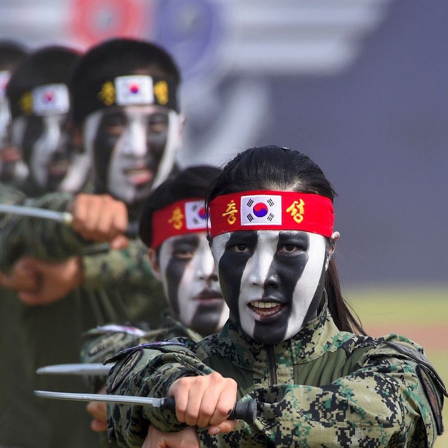 Güney Kore'de 1 saat içerisinde yaşananlar.

• Güney Kore ordusu hazır durumda bekliyor.
• Ülkede sıkı yönetim ilan etti.
• Siyasi parti faaliyetleri yasaklandı.
• Tüm medya sıkıyönetim kontrolüne girdi.

#memur #hakkımıistiyorum