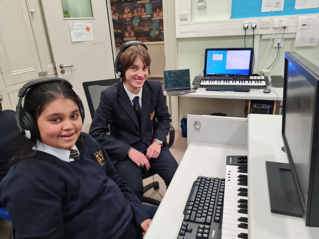 RDigiM's tweet image. We are proud of our dedicated and talented Year 13 student who has spent the past few months assisting as a teaching mentor as part of his Welsh Baccalaureate.

#Reidsdigitalmusic #PropellerheadReason #Reason #MusicEducation #DigitalMusic #MusicMentor #WelshBacc