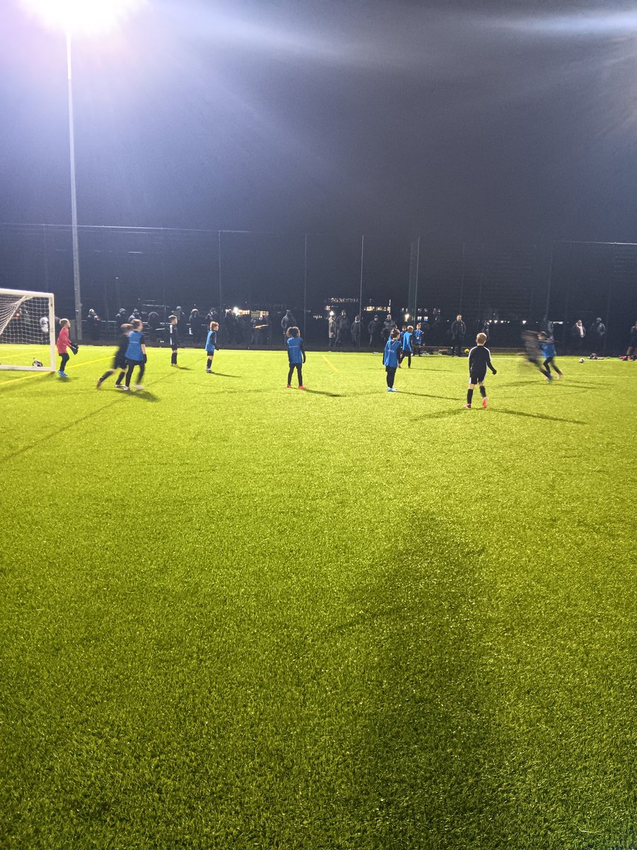CUFCDevelopment's tweet image. MONDAY MATCH DAY 🙌⚽️ 

Thank you to @RoystonTownFC for hosting a brilliant fixture evening for our U8-U13 players 🤝 

Exciting and competitive games throughout the age groups 🔥👏 

#unitedindevelopment #unitedinendeavour 

🟠⚫️🔥⚽️