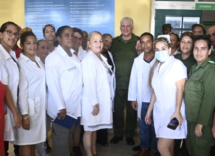 japortalmiranda's tweet photo. 🇨🇺 Bien temprano esta mañana recibimos una llamada de nuestro Presidente @DiazCanelB, quien nos pidió felicitar en su nombre a todos los trabajadores de la #Salud en este Día de la Medicina Latinoamericana y agradecerles por el compromiso con que laboran en cada rincón de #Cuba. https://t.co/aRSmPTbtBM