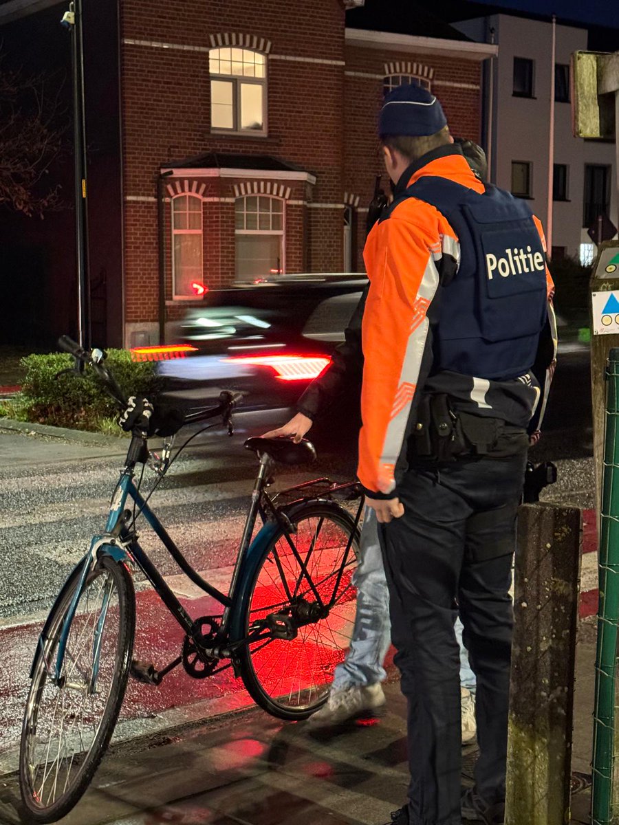 PZScheldeLeie's tweet image. Wij zien je graag 🧡💡

Deze ochtend hielden we naar jaarlijkse gewoonte een actie rond fietsverlichting. Van de 232 gecontroleerde fietsers was 96% in orde.

#goforzero #depinte #gavere #Nazareth #sintmartenslatem