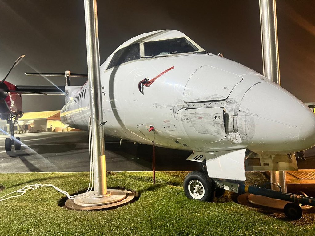 Enel_Aire's tweet photo. #Entérate Un De Havilland Canada Dash 8-400 de #Jambojet recibió daños después de que rodara por la rampa cuando estaba estacionado en el Aeropuerto Internacional Jomo Kenyatta en Nairobi. De acuerdo a reportes, la aeronave se detuvo al impactar un poste de la plataforma. La aeronave recibió daños en el fuselaje y no se reportaron heridos en tierra.