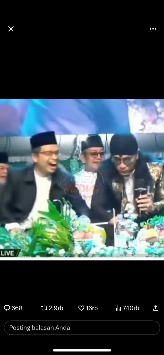 Kebeleteek_'s tweet photo. gus #miftah nya udh gk bener, dan yg kiri malah lebih kek anjing, dah lah emng paling bener bubarin aja gus gusan bgini https://t.co/pqih5pH2gH